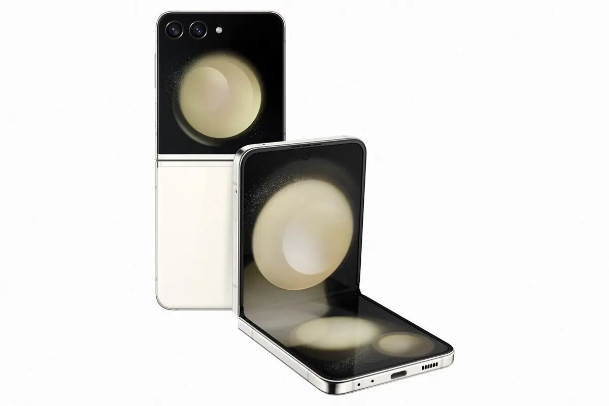 Samsung Galaxy Z Flip5 21 Samsung Galaxy Z Flip5 cream